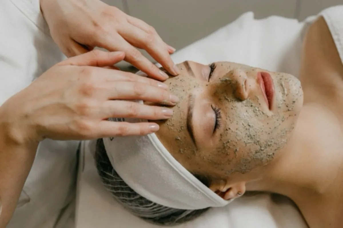 Tratamiento facial con mascarilla y masaje