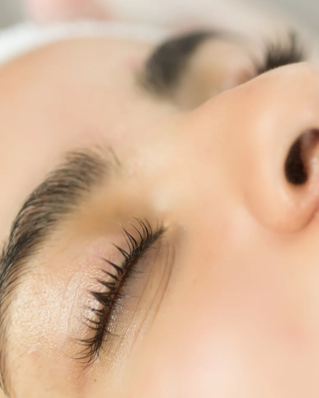 Pestañas con lifting y cejas laminadas en primer plano