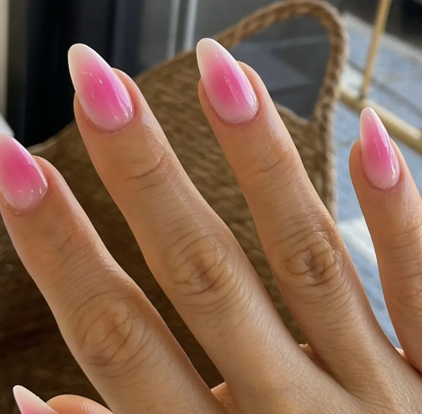 Uñas aura en degradado rosa