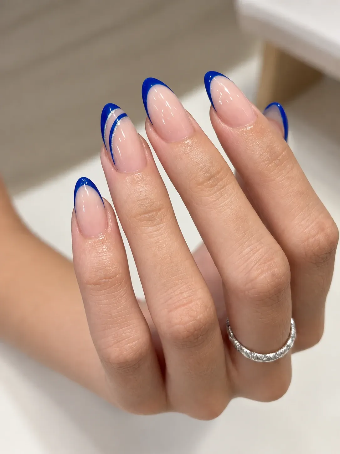 Francesa en azul eléctrico con línea plateada